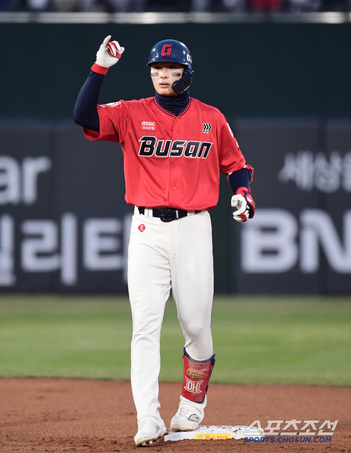 '3연승 좋다 했더니' 홈팬들 앞 15실점 참사…에이스 난타→협살 실패→…