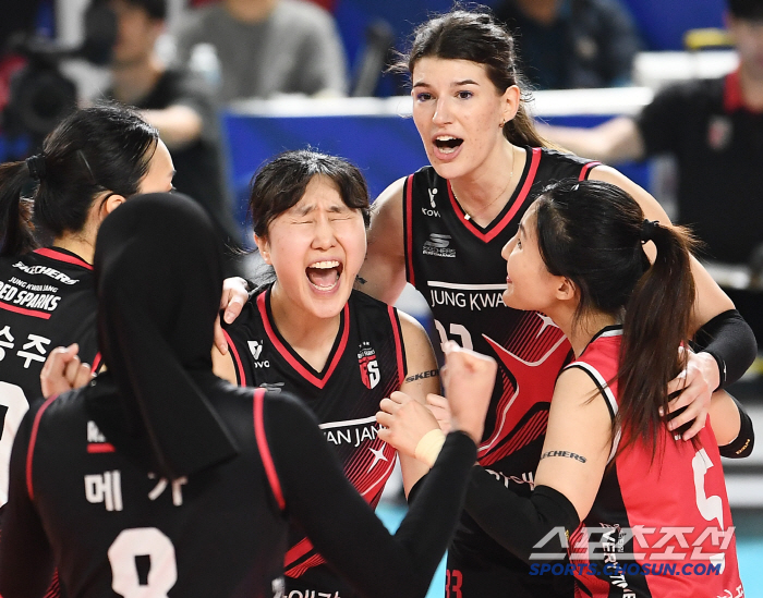 "어제 여자부 재밌던데?" 벼랑끝 몰린 대한항공, 2년전 김연경 잡은 도…