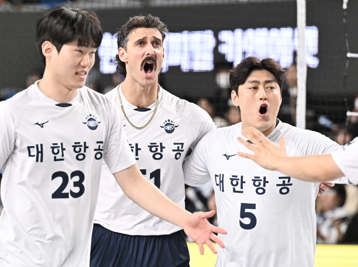 "어제 여자부 재밌던데?" 벼랑끝 몰린 대한항공, 2년전 김연경 잡은 도…