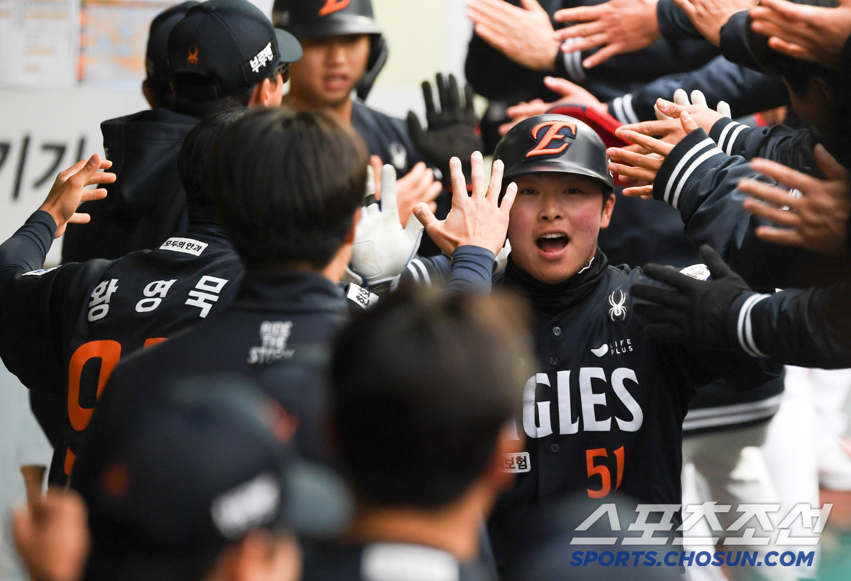 꽉 막혀 있던 혈을 홈런포 두 방으로 제대로 뚫은 문현빈.