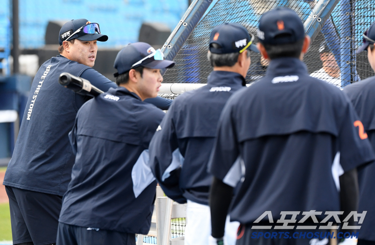 선발 등판 전날 그라운드에 남아 타자들의 타격 훈련을 끝까지 지켜봤던 류현진. 대구=박재만 기자 pjm@sportschosun.com