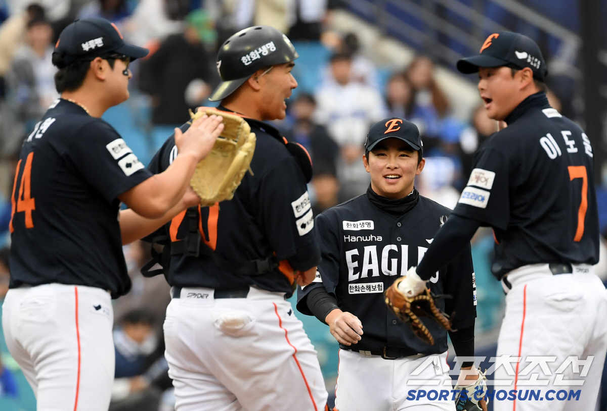 9회 2사 역전 스리런포의 주인공 문현빈은 경기 종료 후 활짝 웃었다.