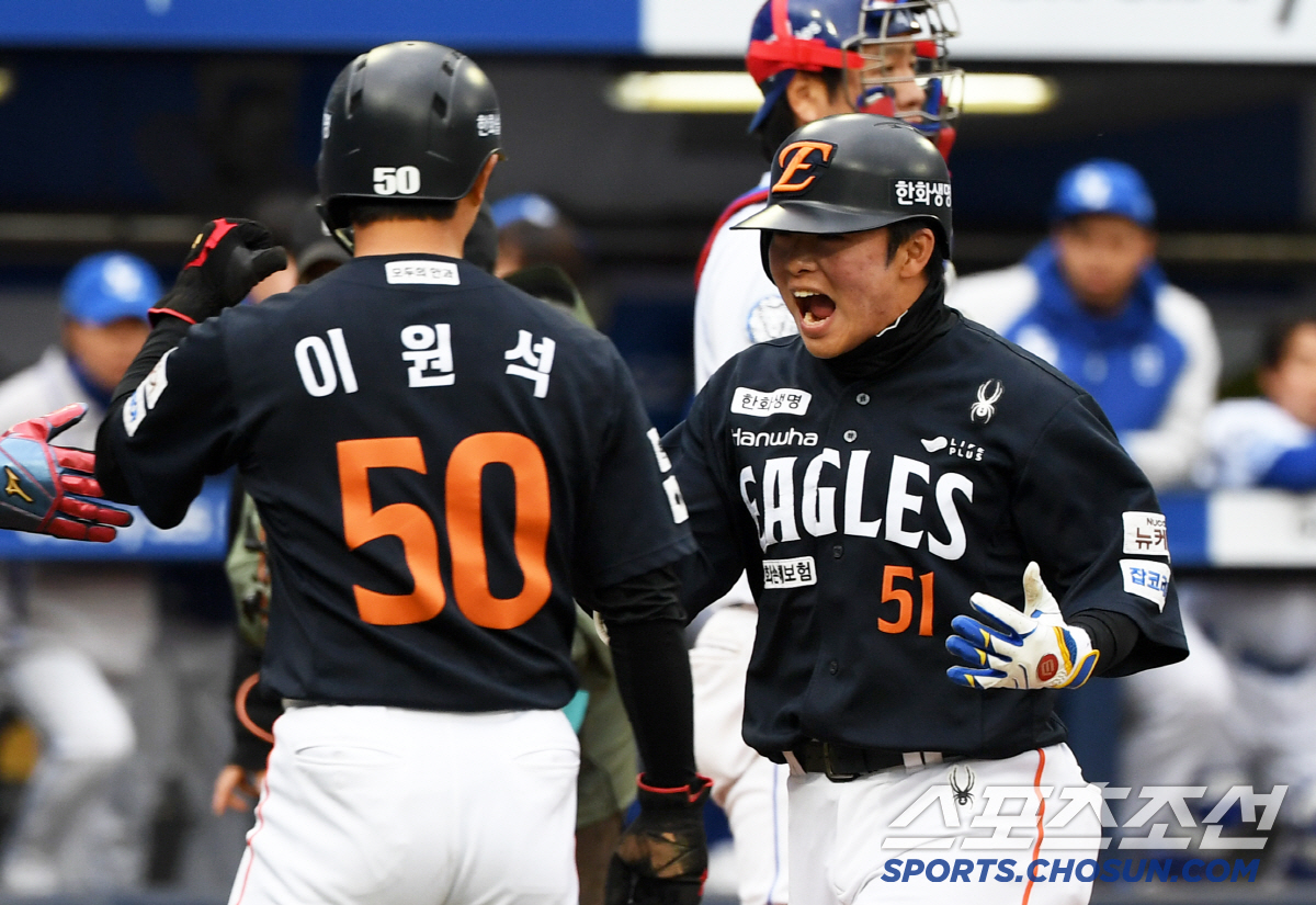패색이 짙어진 경기 막판 문현빈이 홈런포 두 방을 터뜨리며 한화를 연패에서 구했다.