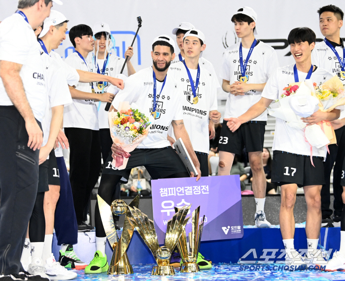 "현대 말고 다른 팀?" 챔프전 MVP 레오, 허수봉 걱정에 답한 속내 …