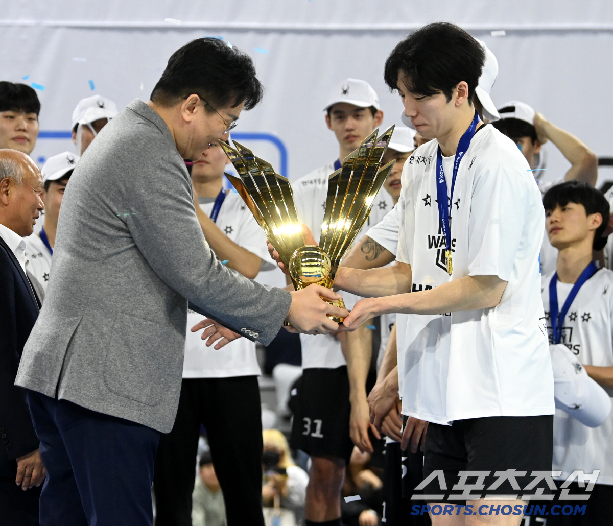 "시즌 MVP? 주신다면 감사히…" 화살처럼 지나간 우승 시즌, '캡틴'…