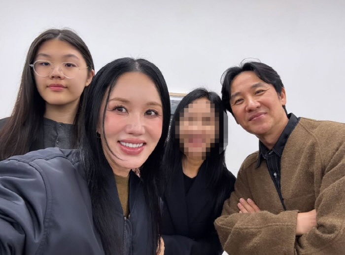 엄정화·윤혜진·엄지온, ♥엄태웅 기 제대로 살렸다..복귀 응원하러 총출동 "사랑해"