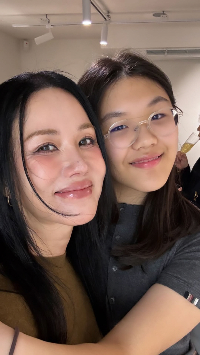 엄정화·윤혜진·엄지온, ♥엄태웅 기 제대로 살렸다..복귀 응원하러 총출동…