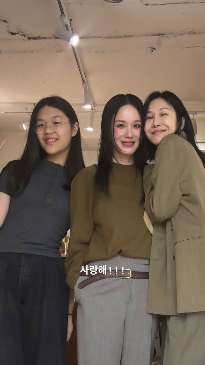 엄정화·윤혜진·엄지온, ♥엄태웅 기 제대로 살렸다..복귀 응원하러 총출동…