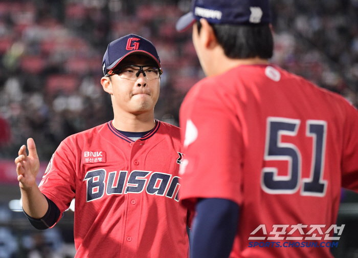 '안경에이스' 박세웅 7이닝 9K 완벽투! 유강남 솔로포, 김민성 2타점, 롯데 전날 충격 역전패 설욕[부산리뷰]
