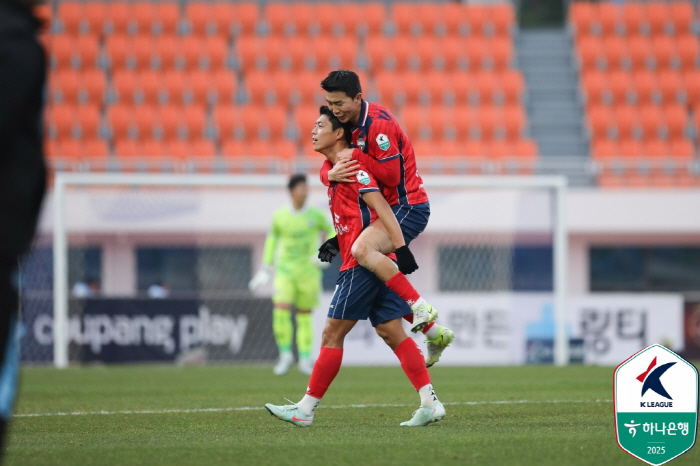 '멀고 먼 첫 승리' 수원FC, 선제골 넣고도 포항과 1대1 무승부…전북…