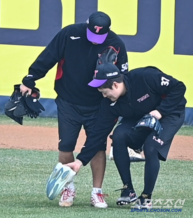 '현식이 발목은 내가 지킨다!' 김강률의 익살... 장현식과 단짝 케미 …