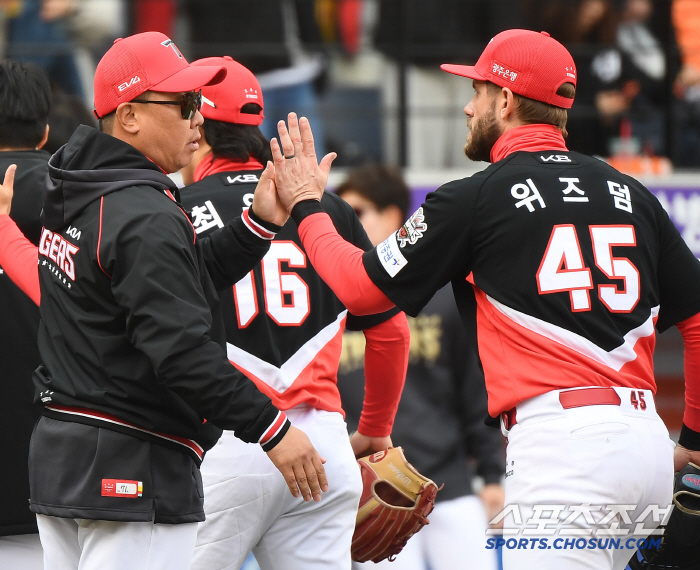 꽃범호는 왜 '자연재해급' 줄부상에 자책을 했을까 → "주전 3명 4명 …
