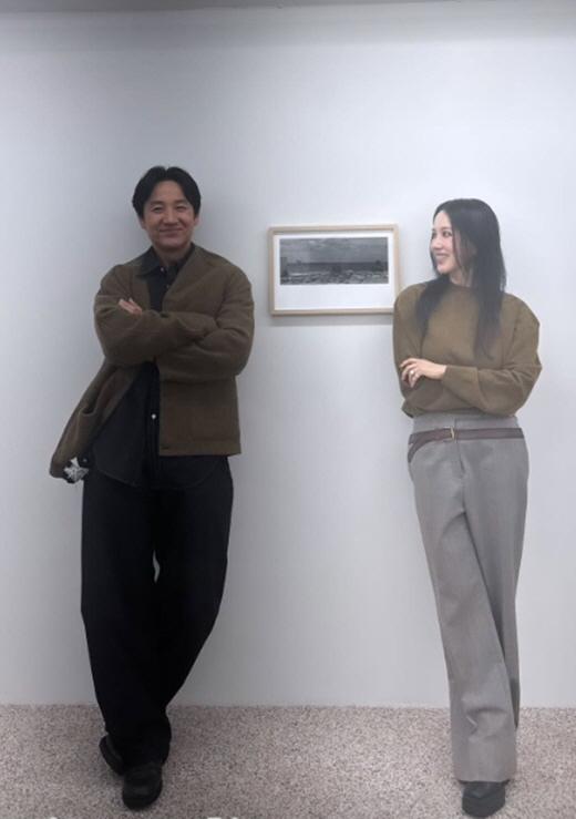 [SCin스타] "찐남매 투샷" 엄정화, 엄태웅과 늘씬 기럭지 뽐내