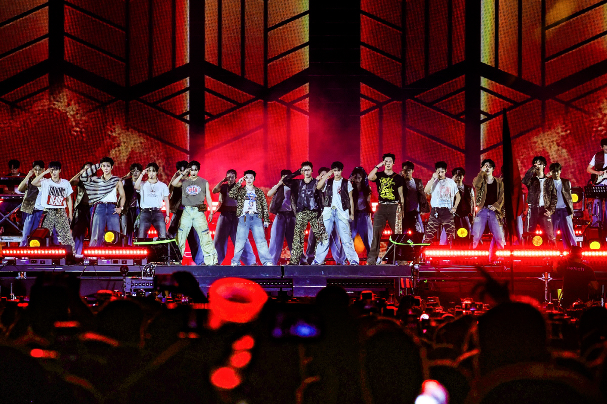세븐틴, '팔 노르떼' 헤드라이너 무대로 K팝 새 역사…한국어 떼창 터졌…
