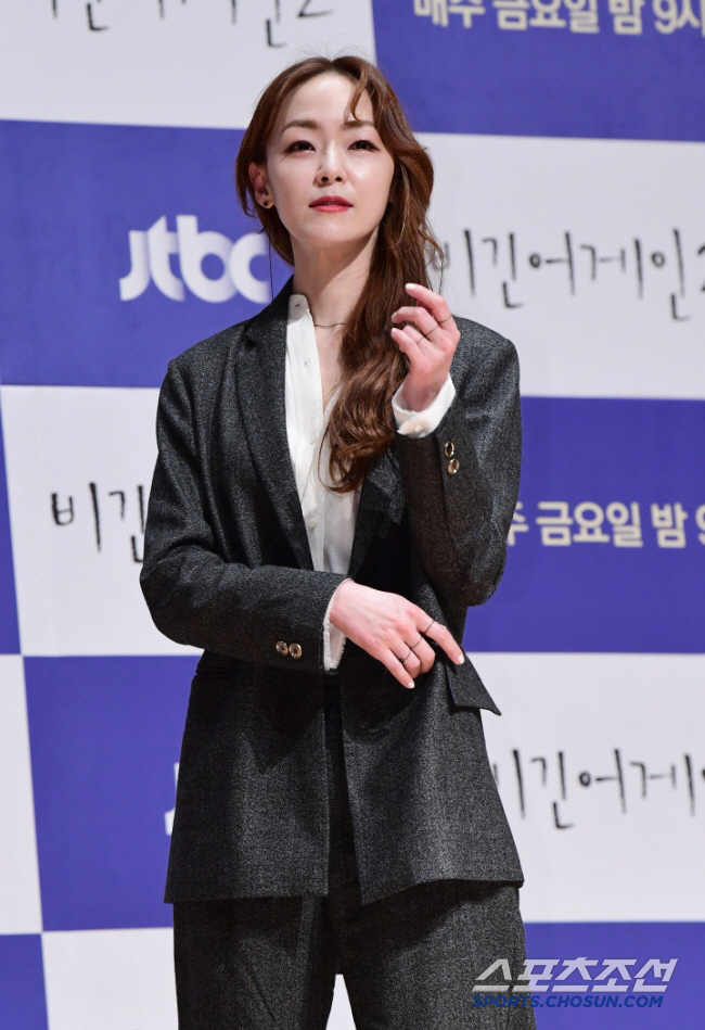 '뇌 신경마비 투병' 김윤아, 안타까운 소식 전했다…"의식 저 멀리서 들려"