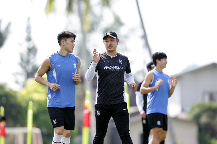 [광주브리핑]'퇴장' 이정효 감독 대신하는 마철준 대행 "부담 없지 않지…