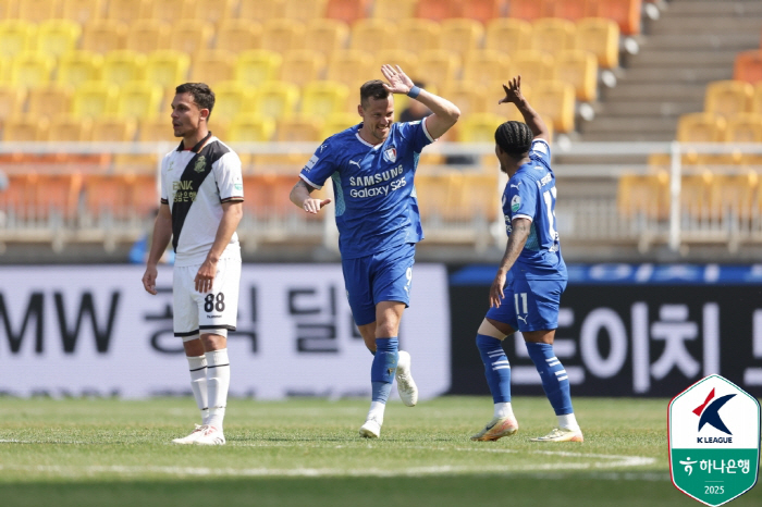 [현장인터뷰]'확신의 어퍼컷' 변성환 수원 감독, "경남전 4-0 승리로…