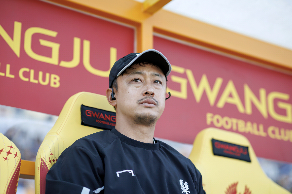 [광주리포트]'물병킥 퇴장'에도 흔들리지 않은 광주,  극장골로 무승 탈…