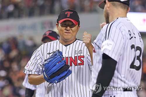 (서울=연합뉴스) 서대연 기자 = 27일 서울 잠실야구장에서 열린 프로야구 2025 신한 SOL 뱅크 KBO리그 한화 이글스와 LG 트윈스의 경기. 7회초까지 무실점으로 막아낸 LG 선발투수 송승기가 밝은 표정으로 더그아웃으로 향하고 있다. 2025.3.27 dwise@yna.co.kr