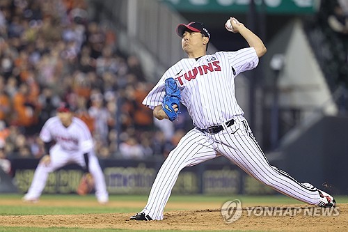 (서울=연합뉴스) 서대연 기자 = 27일 서울 잠실야구장에서 열린 프로야구 2025 신한 SOL 뱅크 KBO리그 한화 이글스와 LG 트윈스의 경기. 7회초 LG 선발투수 송승기가 역투하고 있다. 송승기는 이날 7이닝 무실점 1피안타 5탈삼진을 기록했다. 2025.3.27 dwise@yna.co.kr
