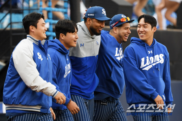 '퍼펙트보다 중요한 동료애' 레예스가 보여준 품격...'삼성이 잘나가는 …