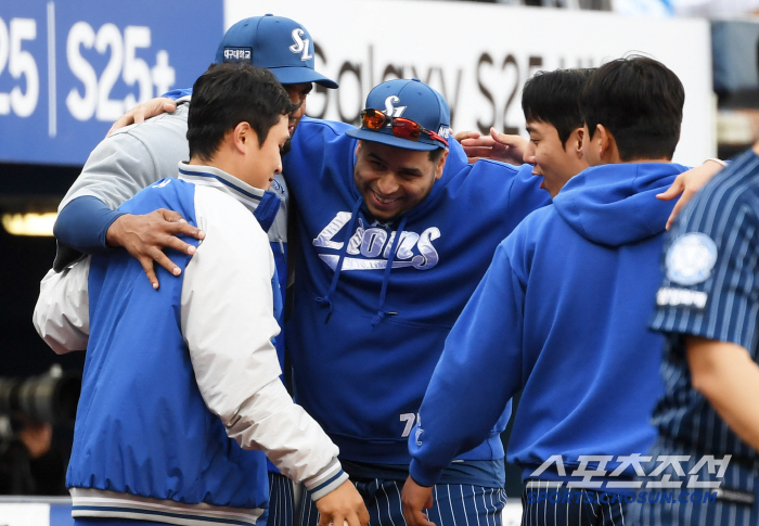 '퍼펙트보다 중요한 동료애' 레예스가 보여준 품격...'삼성이 잘나가는 …