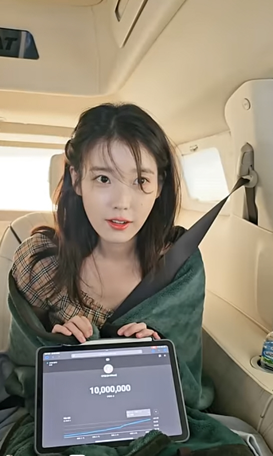 [SCin스타] 아이유, 유튜브 구독자 1000만 돌파…다이아 버튼 품은 '1000만 유튜버' 등극