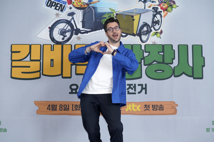 [SC현장]"또 해외서 한식당? 우린 더 낭만"…자전거 타고 한식 파는 …