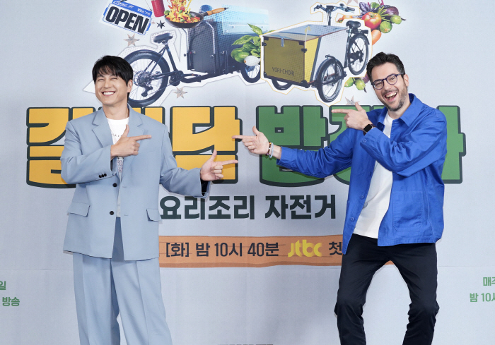 [SC현장]"또 해외서 한식당? 우린 더 낭만"…자전거 타고 한식 파는 …