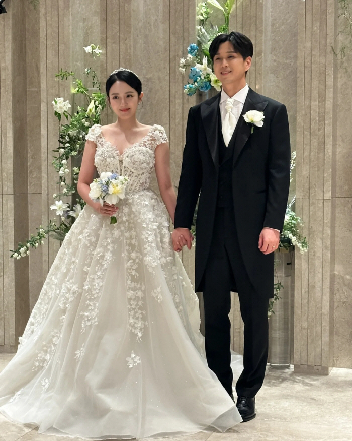 강은비, 17년 꽁꽁 숨겼던 '얼짱' 남친과 드디어 결혼…선남선녀의 웨딩 비주얼[SC이슈]
