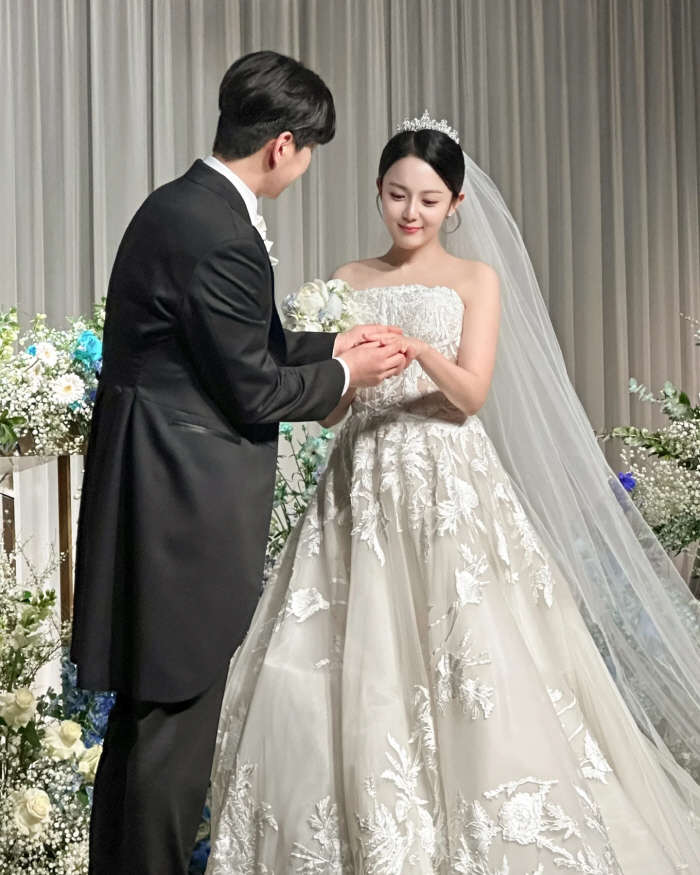 강은비, 17년 꽁꽁 숨겼던 '얼짱' 남친과 드디어 결혼…선남선녀의 웨딩…