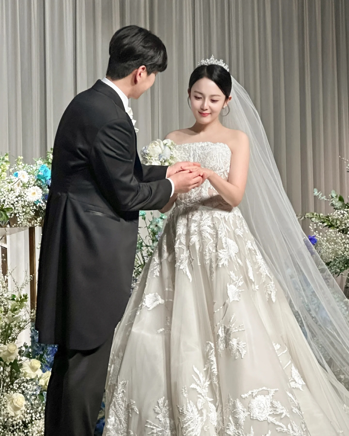 강은비, 17년 꽁꽁 숨겼던 '얼짱' 남친과 드디어 결혼…선남선녀의 웨딩…