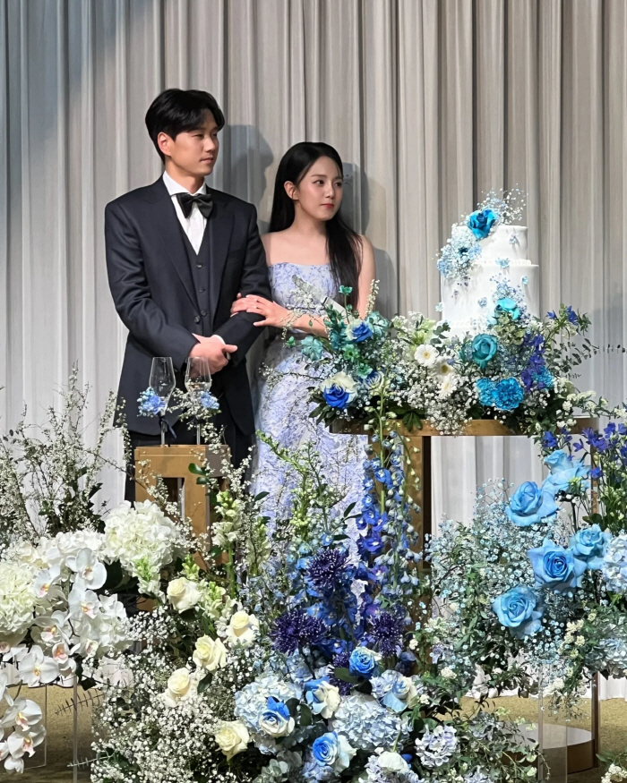 강은비, 17년 꽁꽁 숨겼던 '얼짱' 남친과 드디어 결혼…선남선녀의 웨딩…