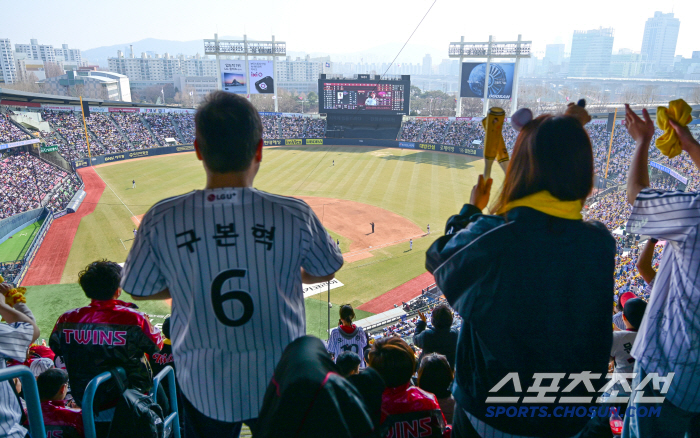 '감다살' LG 마케팅, 통장털이범 등극(?) → 홈 7연속 매진에 패션…