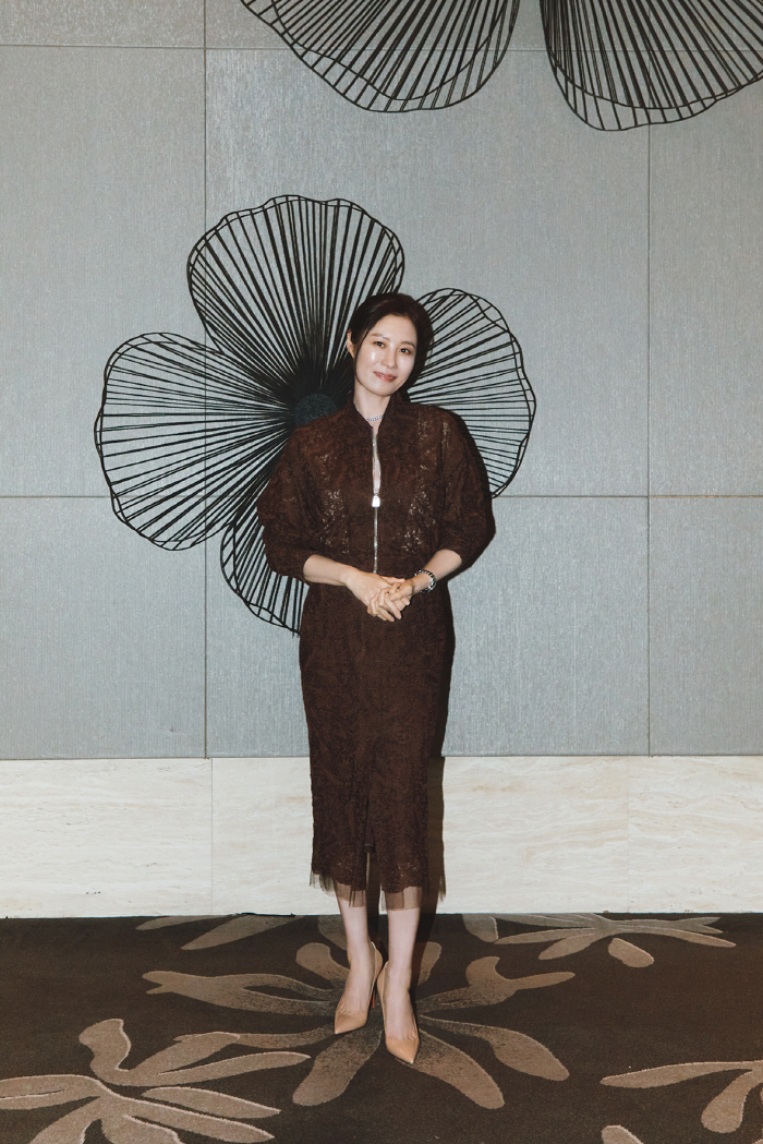 父소원 성취→"어린시절 생각나네요" 배우 문소리, 롯데 승리 기원 시구 …
