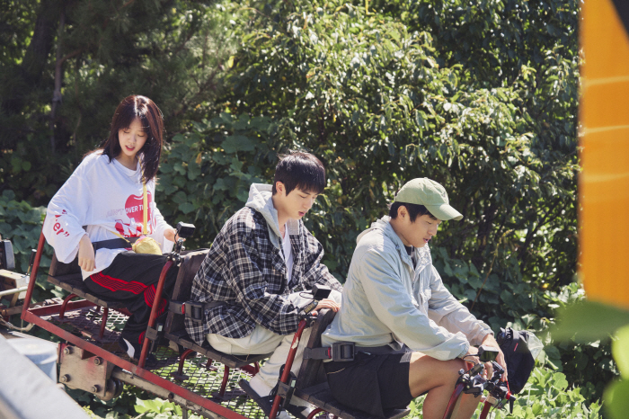 BTS 진X기안84, 길 위 벌러덩도 예술…"민박집 운영이 힘드나"