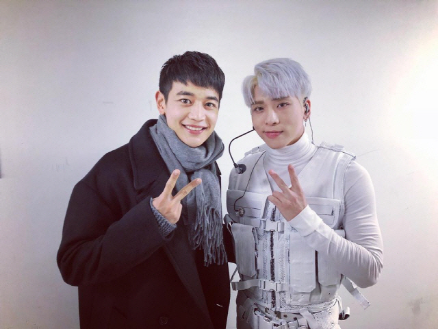 "언제나 보고싶어"..샤이니 민호, 故 종현 '36번째 생일' 축하