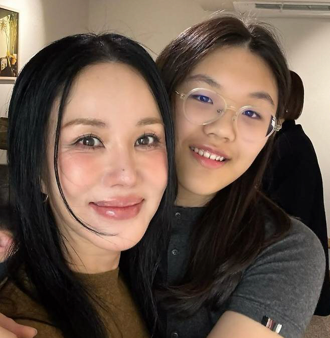 [SCin스타] "둘이 모녀 사이 아니야?"…엄정화, '엄태웅♥윤혜진 딸…