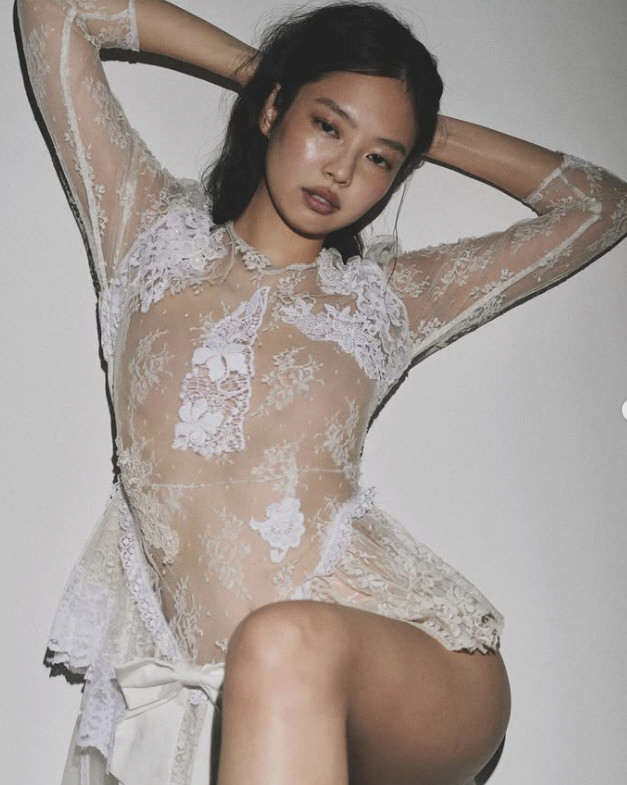 제니가 또…가슴만 겨우 가린 파격 노출 "선정성 논란 의식 無"
