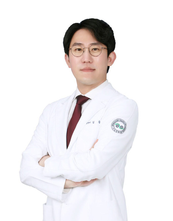 출산 후와 갱년기 때 손목 뻐근하고 시큰거리면 , '이 질환' 의심