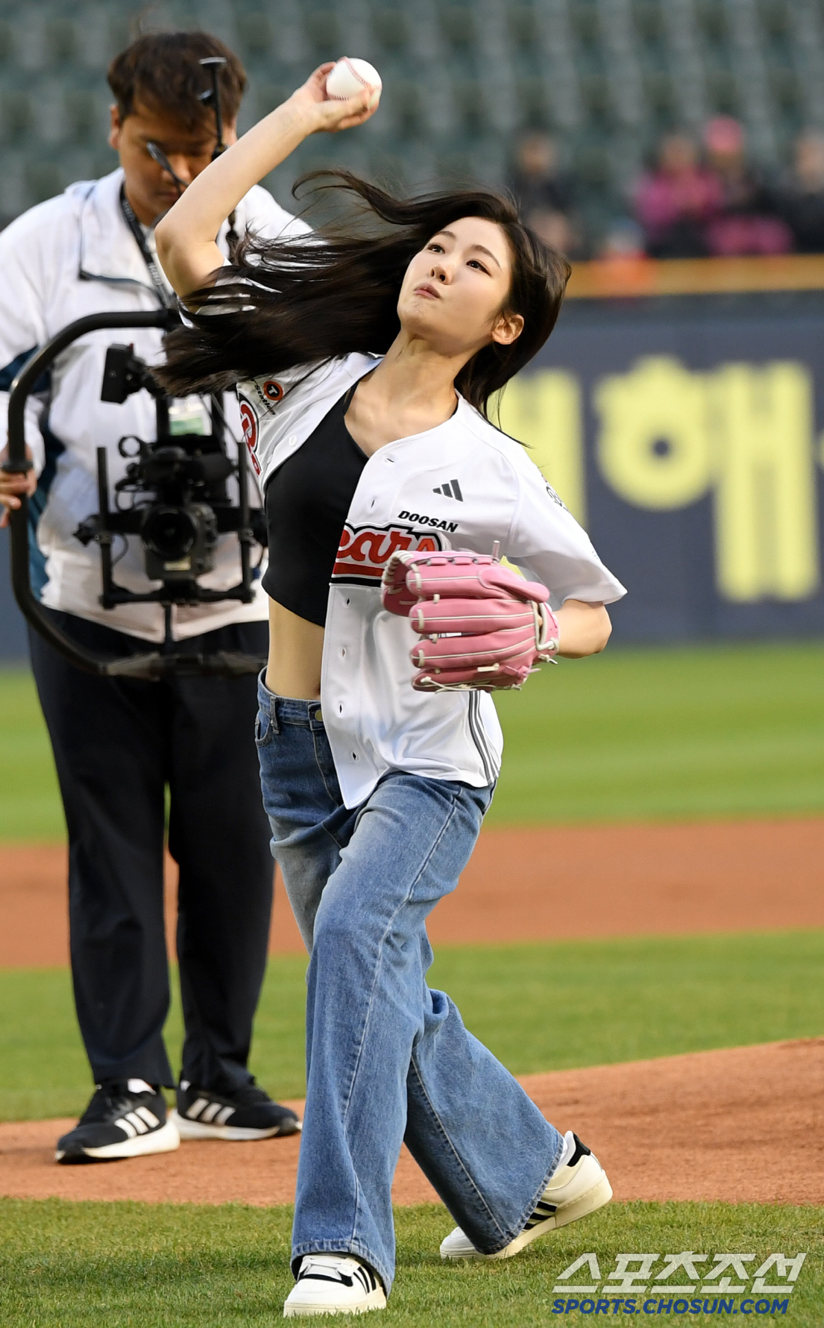 [포토] 오징어 게임 송지우 '설레는 시구'