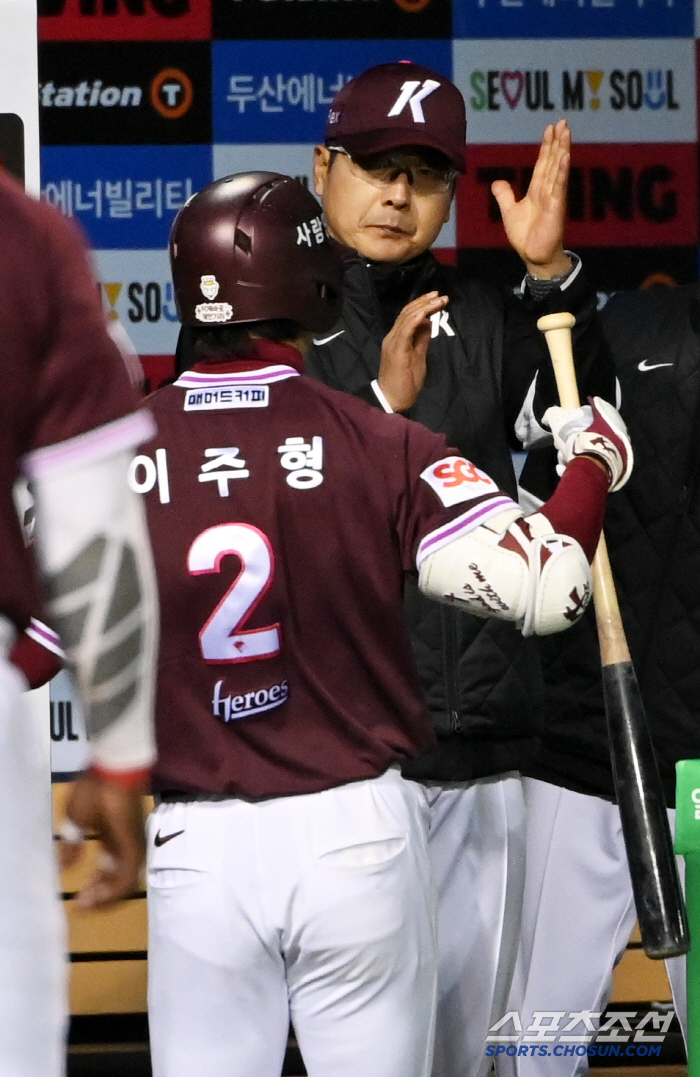 LG 상대 '9점 역전' 가능하다고 판단했나 → '2이닝 9실점' 방관,…