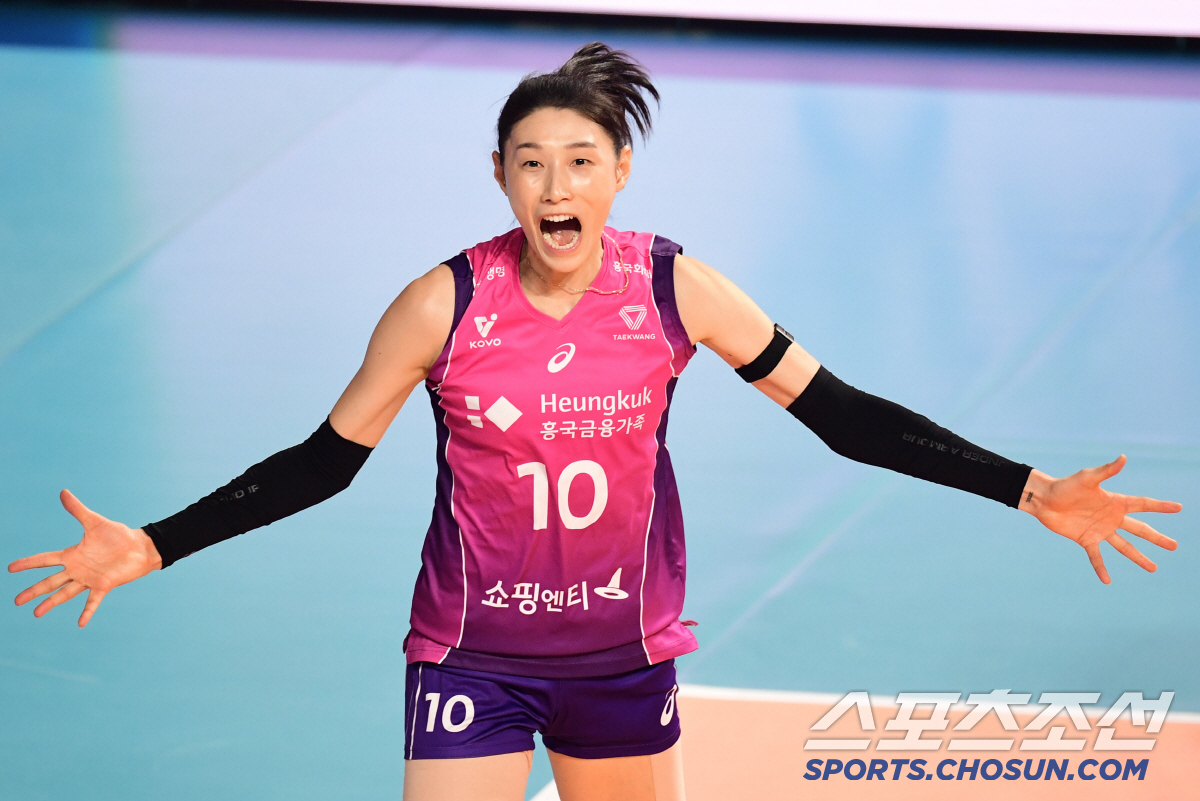 '이런 완벽한 은퇴 또 있을까' 한풀이 김연경, 역대 두번째 만장일치 M…