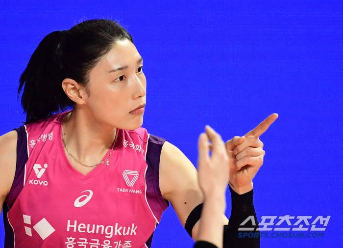 '이런 완벽한 은퇴 또 있을까' 한풀이 김연경, 역대 두번째 만장일치 M…