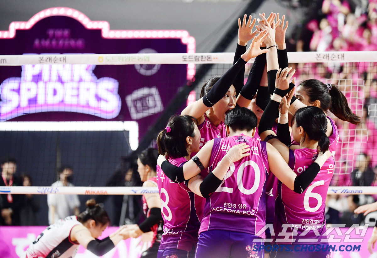 '이런 완벽한 은퇴 또 있을까' 한풀이 김연경, 역대 두번째 만장일치 M…