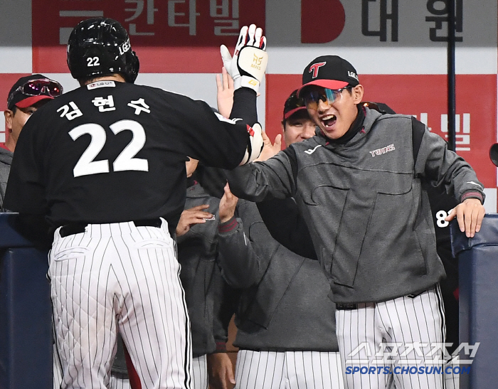 '타격기계' 김현수도 '생존' 위해 발버둥 치는 팀이 LG다 → 신 스킬…