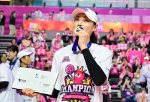 김연경, 18년 만의 통합 MVP 예약…챔프전 이어 정규리그도 유력