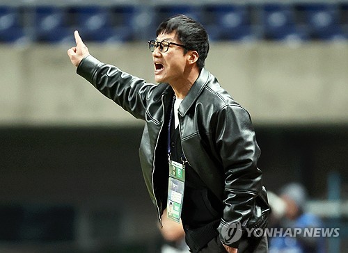 (광주=연합뉴스) 조남수 기자 = 12일 광주월드컵경기장에서 열린 아시아축구연맹(AFC) 챔피언스리그엘리트(ACLE) 광주FC와 비셀 고베의 16강 2차전. 광주 이정효 감독이 작전 지시하고 있다. 2025.3.12 iso64@yna.co.kr