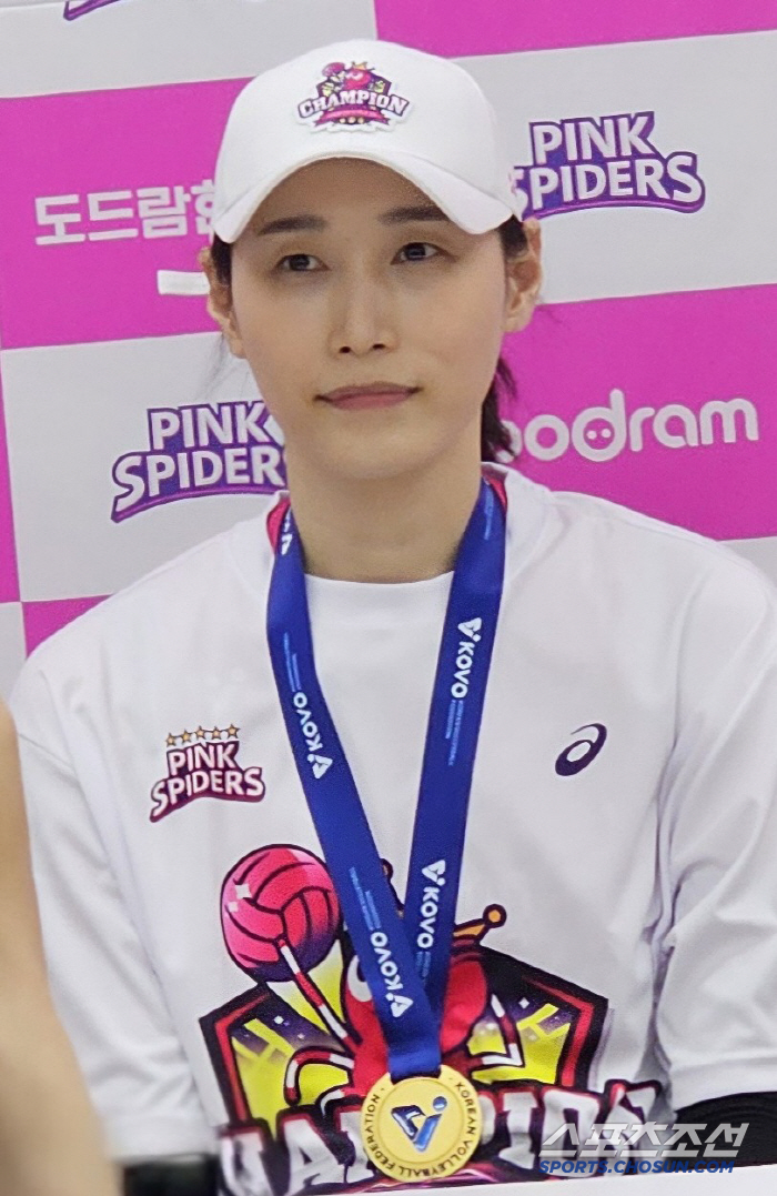 "꿈같다" "내가 상상한 은퇴의 모습" 우승 恨 풀고 은퇴 헹가래 받은 …