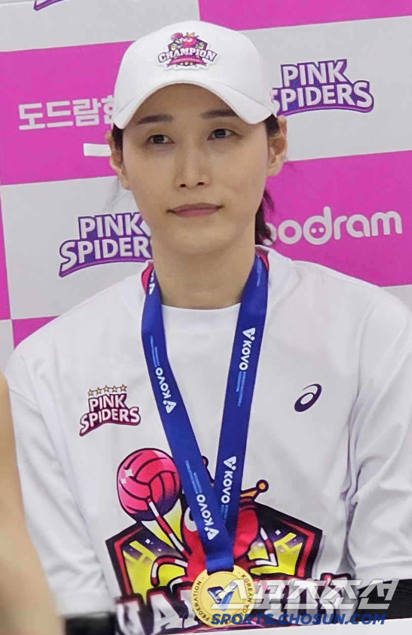 "꿈같다" "내가 상상한 은퇴의 모습" 우승 恨 풀고 은퇴 헹가래 받은 …